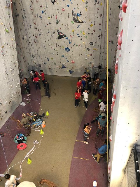 WEB NSDC 2023 - Jornada de escalada en gimnasio El Muro - III y IV Medios - Electivo Montañismo y escalada12