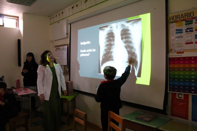 Visita de Apoderados Médicos a los 2° Básicos