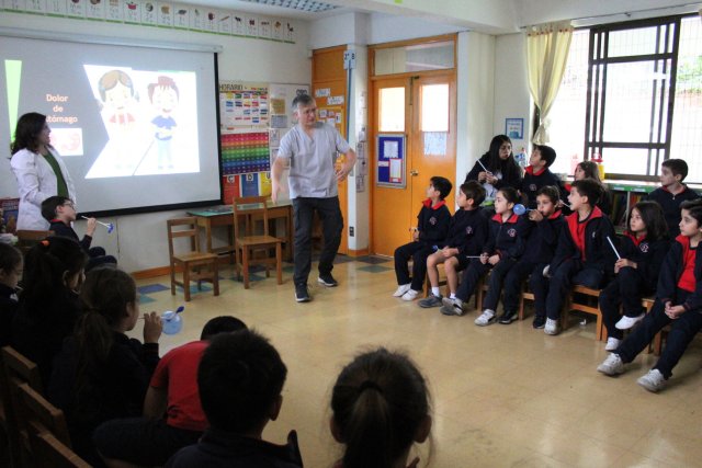 Visita de Apoderados Médicos a los 2° Básicos