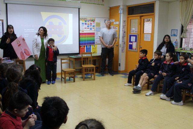 Visita de Apoderados Médicos a los 2° Básicos