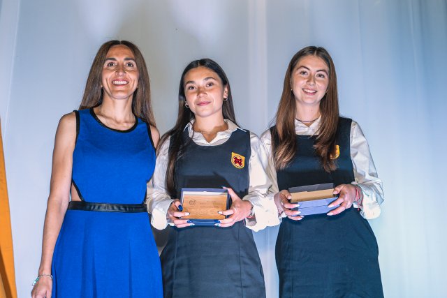 Premio de Educación Física (IV A): María Jesús Faúndez Donoso y Rosario Mira Pinto.